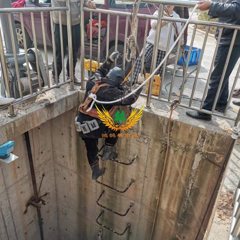 nEO_IMG_3-潜水员下泵站集水池1.jpg