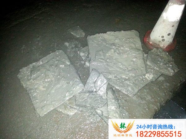 已经清理出来的，管道内的水泥块